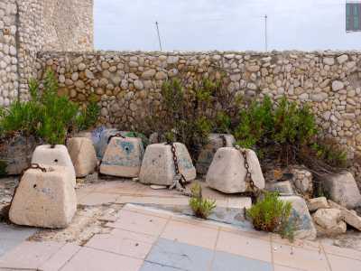 ...che conserva ancora qualche base di ombrellone...
